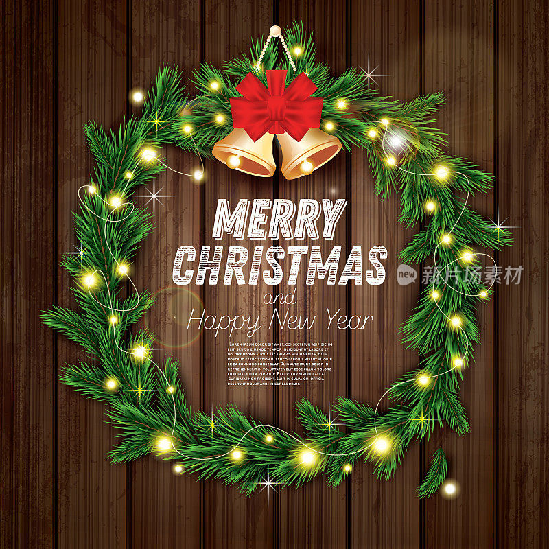 圣诞花环与绿色的冷杉枝，轻型花环，红色的弓和金铃木制的背景。