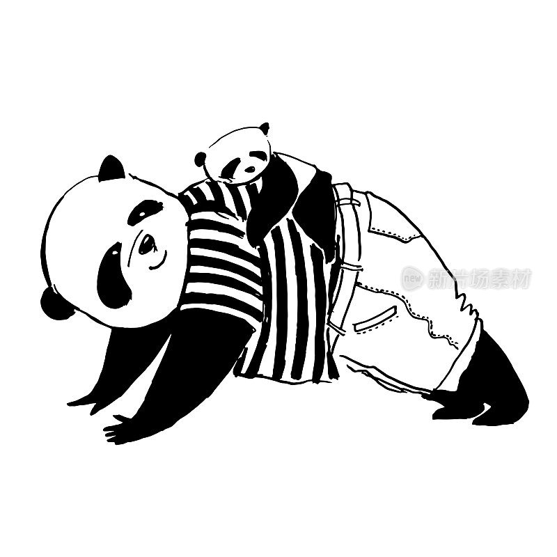 熊猫爸爸穿着黑色和白色的t恤正在训练或做一些运动，他的小儿子正躺在他的背上睡觉