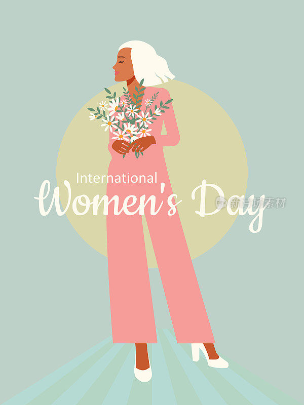 国际妇女节。一位穿着粉色连体衣的漂亮时髦的金发女郎站在那里，手里捧着一束雏菊。垂直浅蓝色横幅。向量。