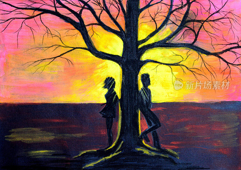 日落时分，一对情侣在一棵树旁。