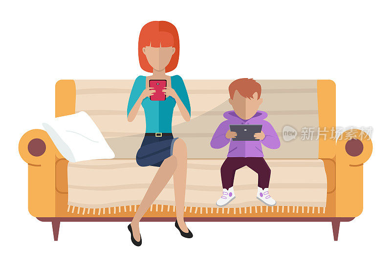 全家人正坐在沙发上。妈妈和她的儿子正在用智能手机和平板电脑聊天