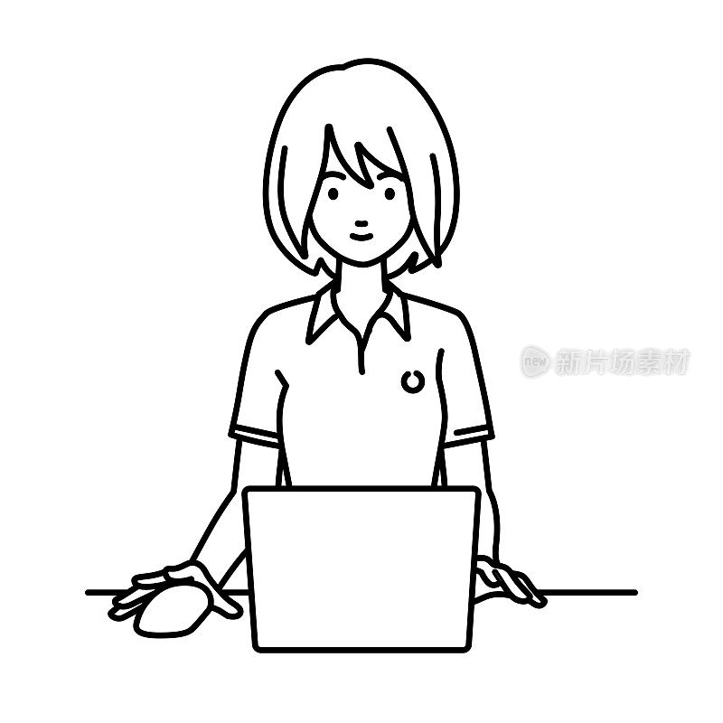 一个穿着polo衫的女人在她的办公桌前使用笔记本电脑