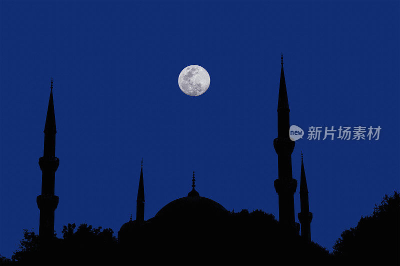 夜晚的伊斯兰清真寺剪影，蓝天上的月亮