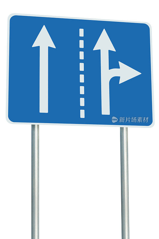 十字路口适当行车道，前方右转出口，孤立蓝色路牌，白色箭头，框架，背景，欧盟欧式路边标志，替代路线选择隐喻，灰色电线杆，大细节垂直特写