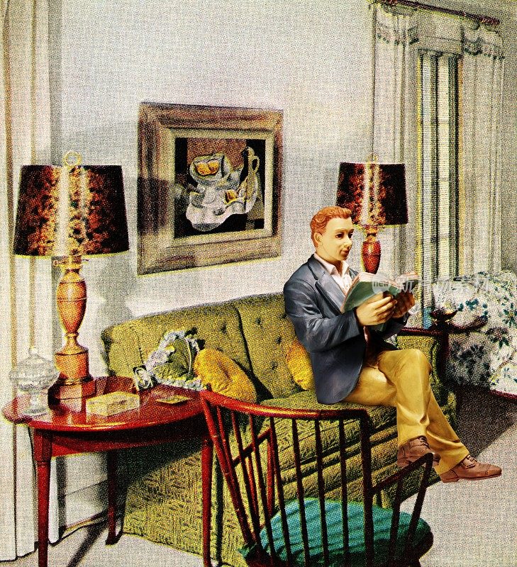 在客厅读书的男人