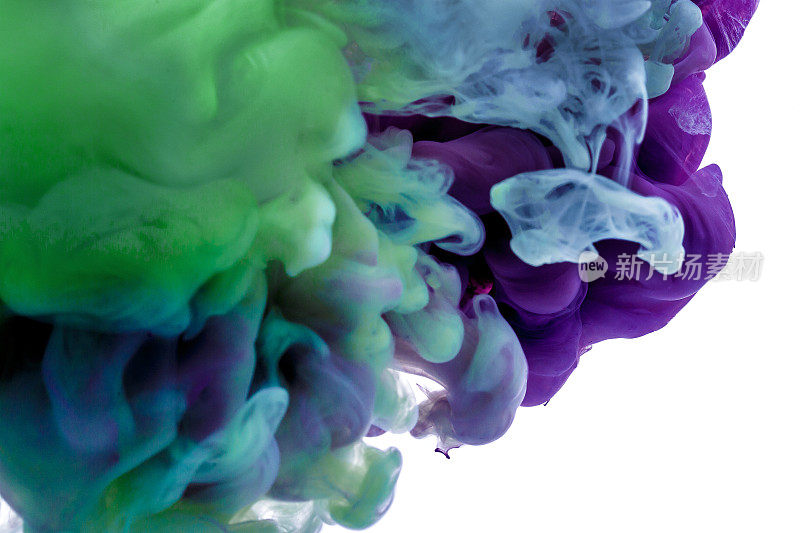 彩色的墨水。紫蓝色的水滴在水下旋转。墨水在水中的云。抽象的背景