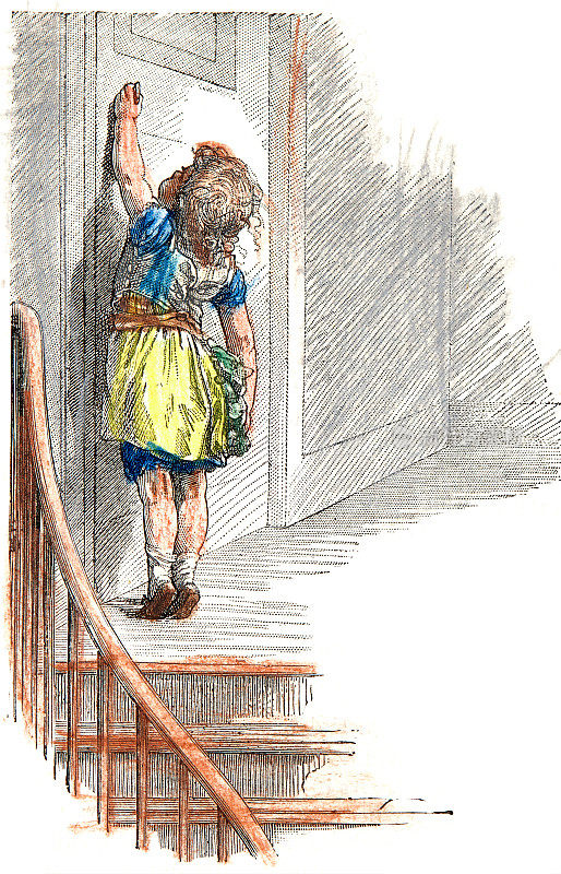 一个小孩站在门口，敲门，举起手，后视镜