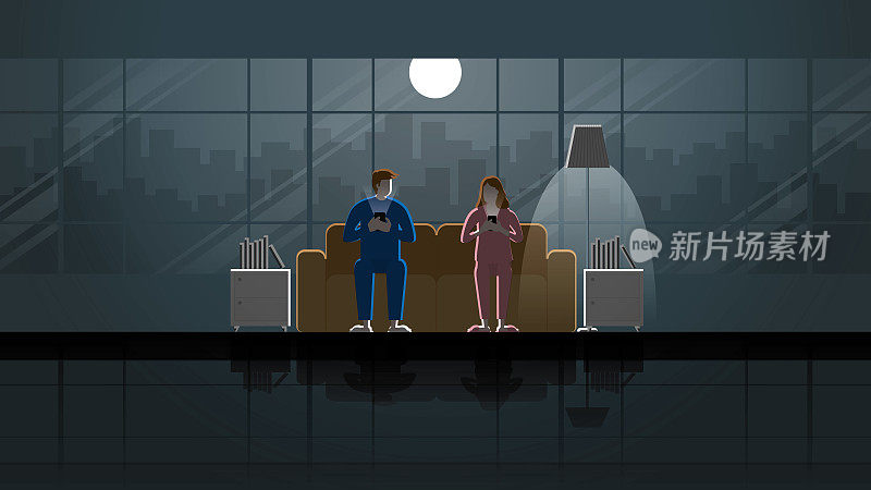 一对男女夫妇坐在沙发上，在客厅里使用智能手机。丈夫和妻子在黑暗和光从满月和灯。创意插画概念放松和浪漫的场景。