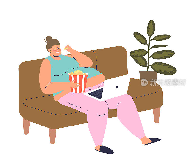 懒女人吃着爆米花，坐在家里的沙发上，用笔记本电脑看电视