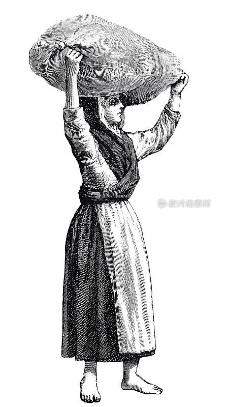 女人头上顶着一个袋子，白色背景