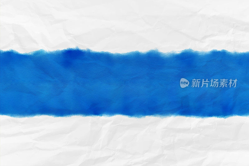 充满活力的明亮的皇家蓝色的中心条纹在白色皱巴巴的纸艺术背景像床单是湿透或吸在水彩与顶部和底部边缘边界