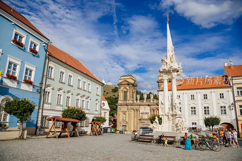 米库洛夫，南摩拉维亚地区，捷克共和国，2021年7月5日:阳光灿烂的夏日，广场上的三位一体巴洛克雕塑柱，文艺复兴建筑，圣安妮教堂的迪特里希斯坦墓。