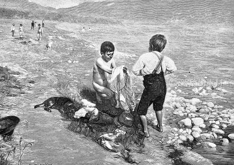 河浴场,两个男孩在河岸