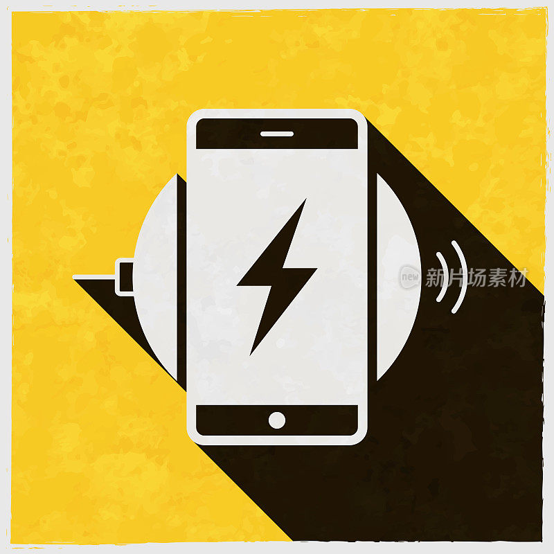 智能手机用无线充电器充电。图标与长阴影的纹理黄色背景