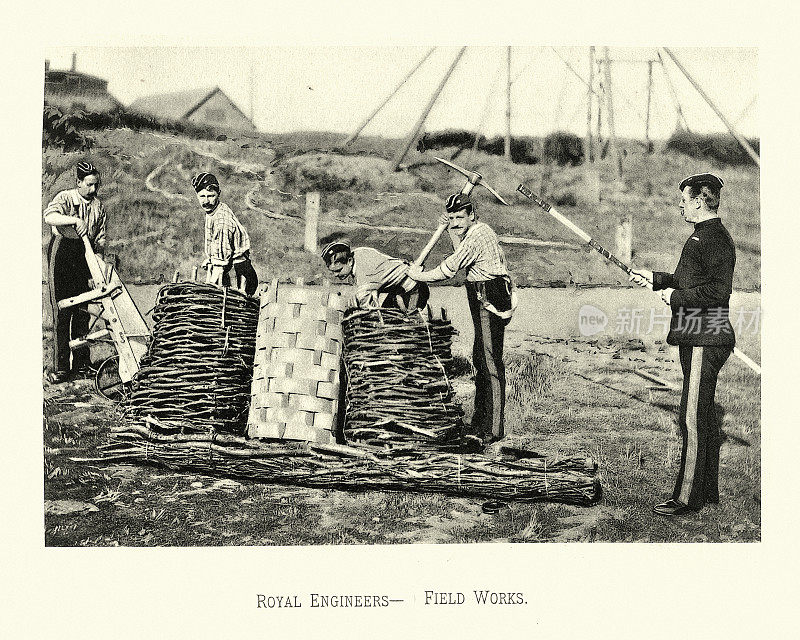 19世纪维多利亚时代，英国皇家工兵部队的士兵们，正在建造防御工事