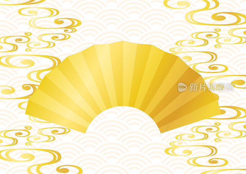 金扇以流水和波浪图案为背景，传统的日本图案