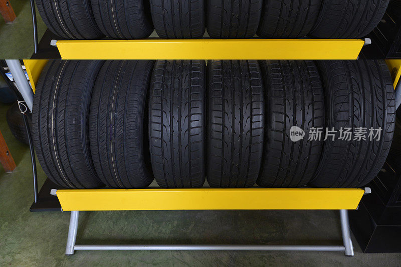 轮胎橡胶制品，集团新轮胎在一家轮胎店出售。