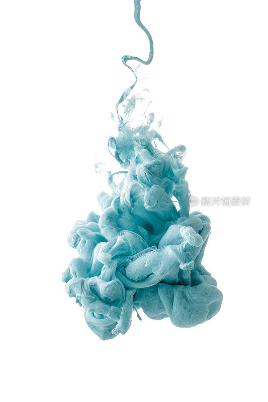 彩色墨水孤立在白色背景上。蓝色的水滴在水下旋转。墨水在水中的云。