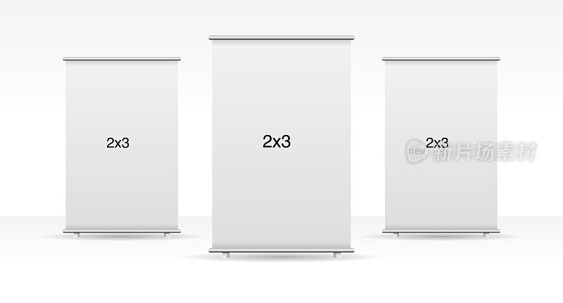 一套3个空的stand或rollup的横幅显示模型孤立的白色背景。演示或展览产品的展示模型。垂直空白卷起来站模板在2x3尺寸。