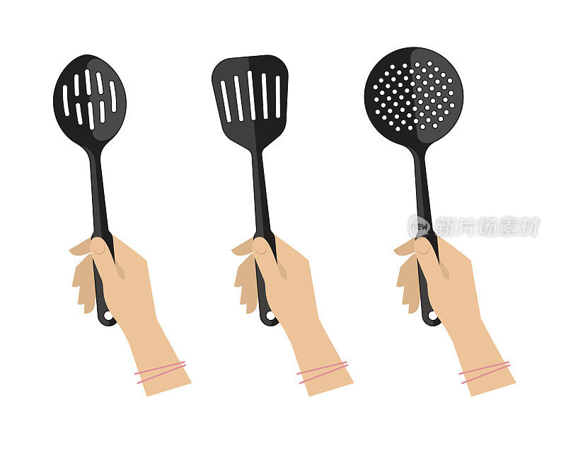 女性手上拿着厨房用具:漏勺、抹刀和撇油器。
