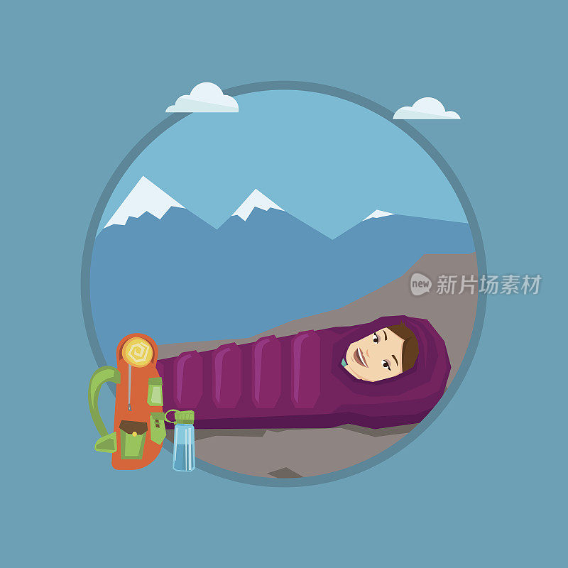 在山里的睡袋里休息的女人