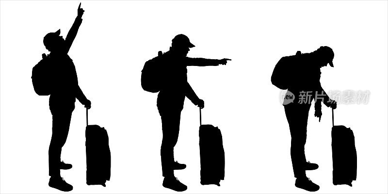 一群游客站成一排。那人把手指向上，向下，向旁边指。一个戴着帽子的大块头，背着背包，手里拿着带轮子的行李。侧视图。
