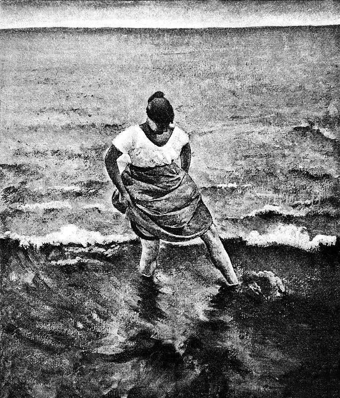一个女人到海里去检查水温
