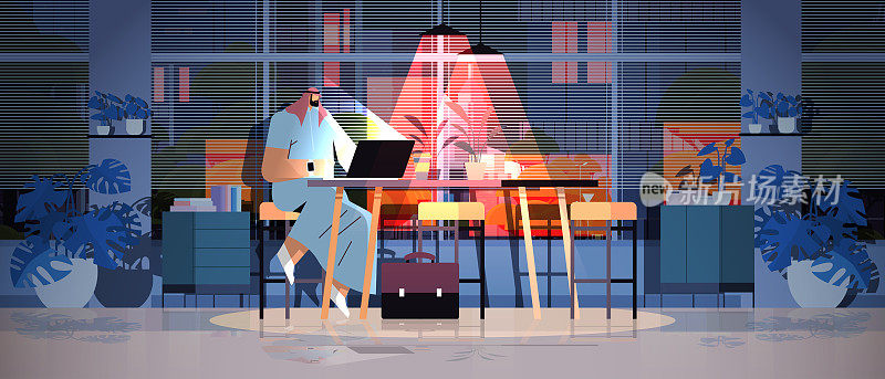 劳累过度的阿拉伯商人坐在工作场所商人自由职业者看着电脑屏幕