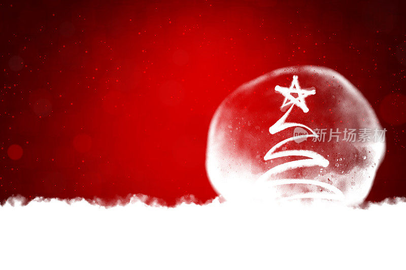 创意暗红色或栗色的圣诞背景与一个大的白色褪色的艺术圣诞树和一个透明的水晶球或透明气泡上的星星在雪雾朦胧的基地与地面上的烟