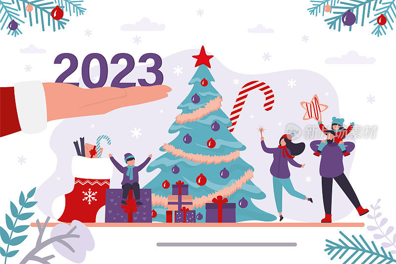 圣诞老人手上有2023年的数字。一家人围坐在传统的圣诞树旁，欢度圣诞。新年，寒假，横旗。