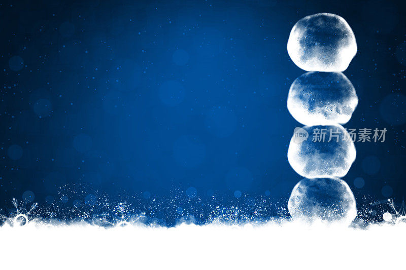 空白的午夜深蓝色节日圣诞新年背景与塔或堆栈四个大的白色褪色艺术半透明水晶球或透明气泡在雪雾的基础上，烟雾和雪花在地面上
