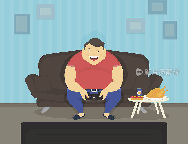 一个胖子坐在家里的沙发上放视频