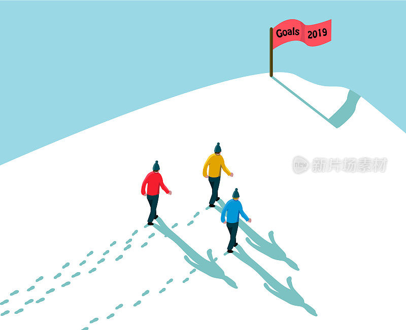 目标2019概念实现达到目标，三个男人走在雪山上，脚步和影子用红旗标志文字目标2019