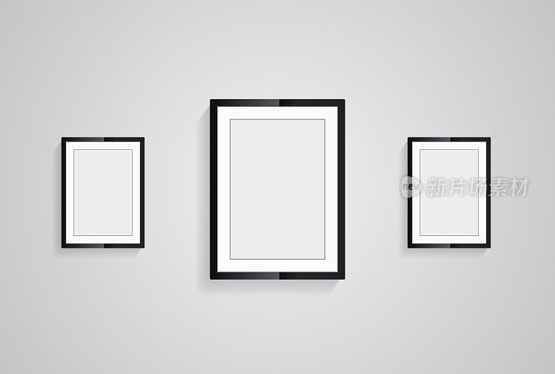 三个黑色空白相框挂在白墙上进行模拟设计，矢量黑色相框不同尺寸的木框挂在墙上