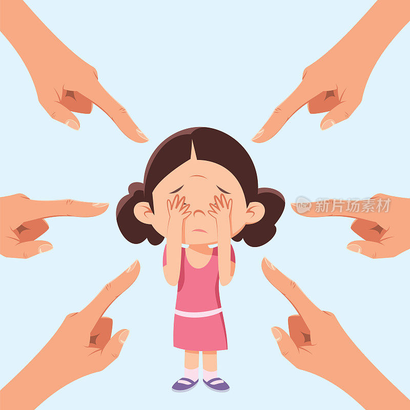悲伤或沮丧的小女孩被双手包围，食指指着她。责备受害者的概念。