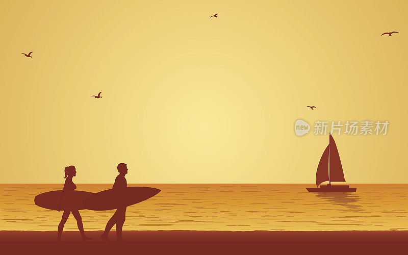 剪影冲浪者携带冲浪板在日落天空下的海滩