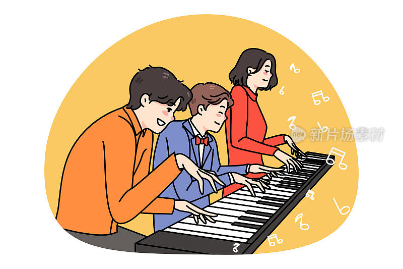 幸福的家庭音乐家弹奏同样的钢琴