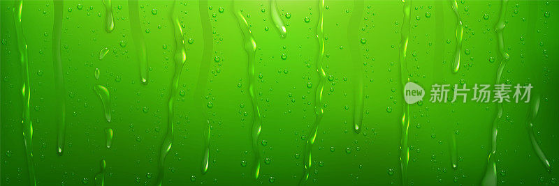 绿色表面上的水滴和溪流