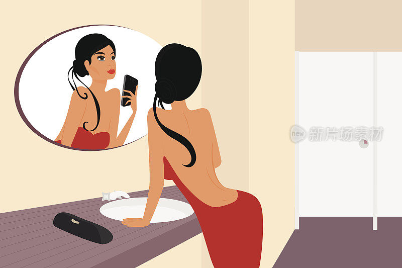 有趣的自拍黑发性感女人与镜子在WC