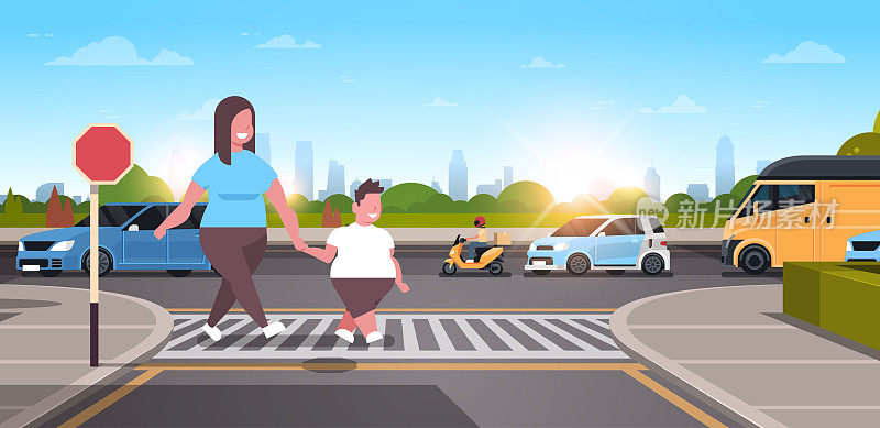 肥胖肥胖的母亲带着儿子步行城市城市街道超重家庭过马路上的人行横道肥胖概念人物全长景观背景水平