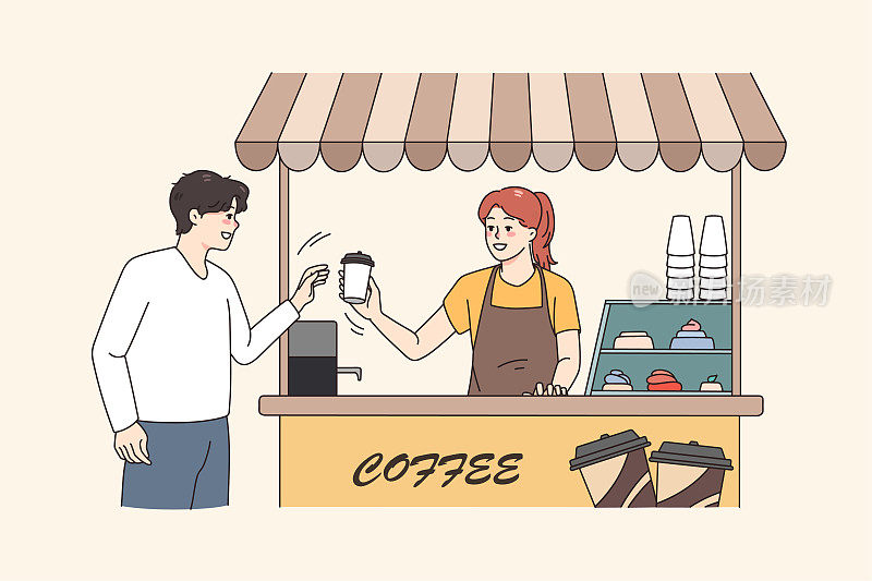 微笑的男人在街上的咖啡馆买外卖咖啡