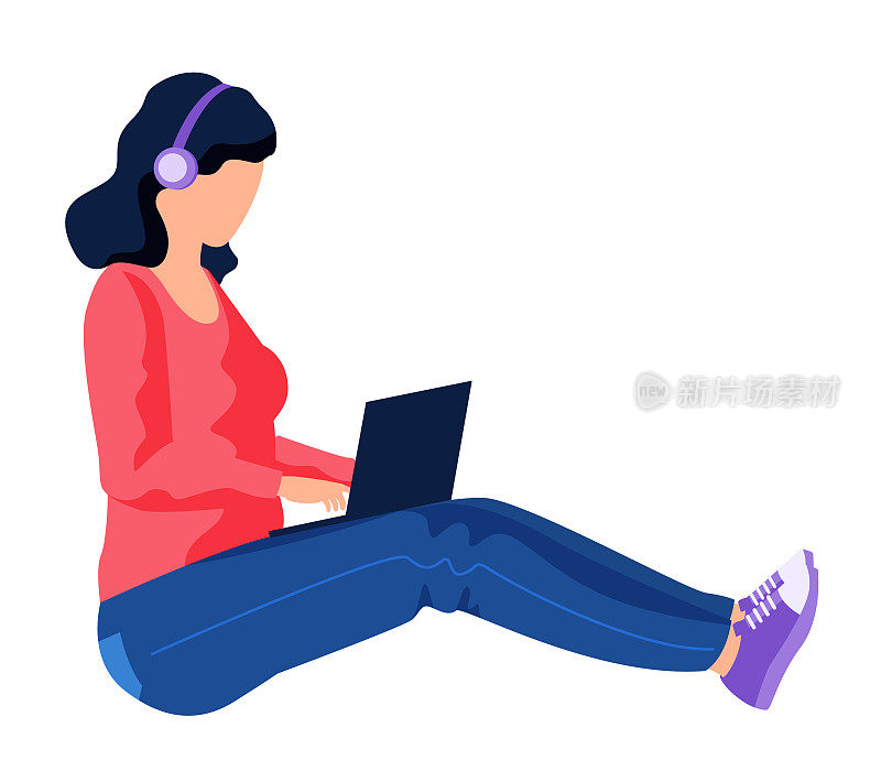 戴着耳机的女孩坐在电脑前。女性自由职业者在笔记本电脑前工作或学习