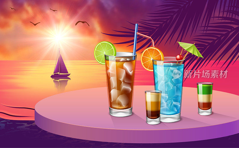 古巴自由，蓝色摩托车鸡尾酒和酒精在日落与棕榈树的热带海滩