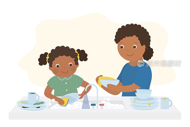 非裔美国女孩和妈妈一起洗碗。小孩帮妈妈打扫厨房。用脏盘子洗水槽。厨房内部。一起做家务。