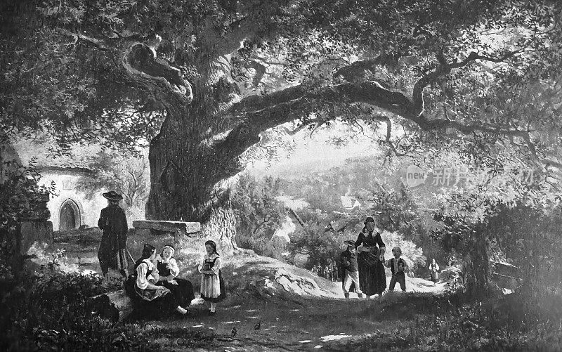 周日早上，在山上教堂附近的一棵巨大而古老的树下，牧师、坐着的孩子和前来的家庭随处可见