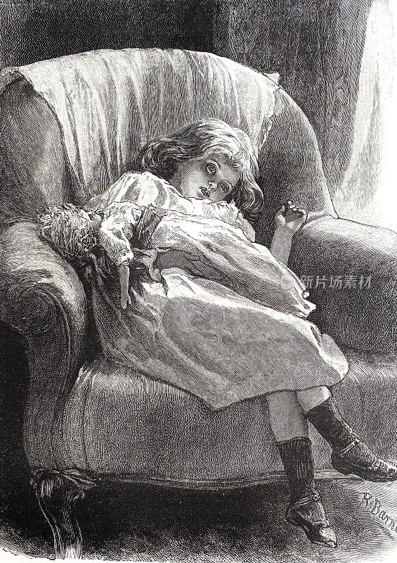 女孩腿上放着一个洋娃娃，躺在扶手椅上做白日梦