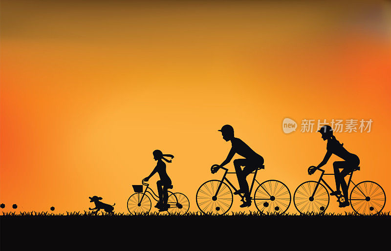 在美丽的夕阳下，一家人骑着自行车的剪影。