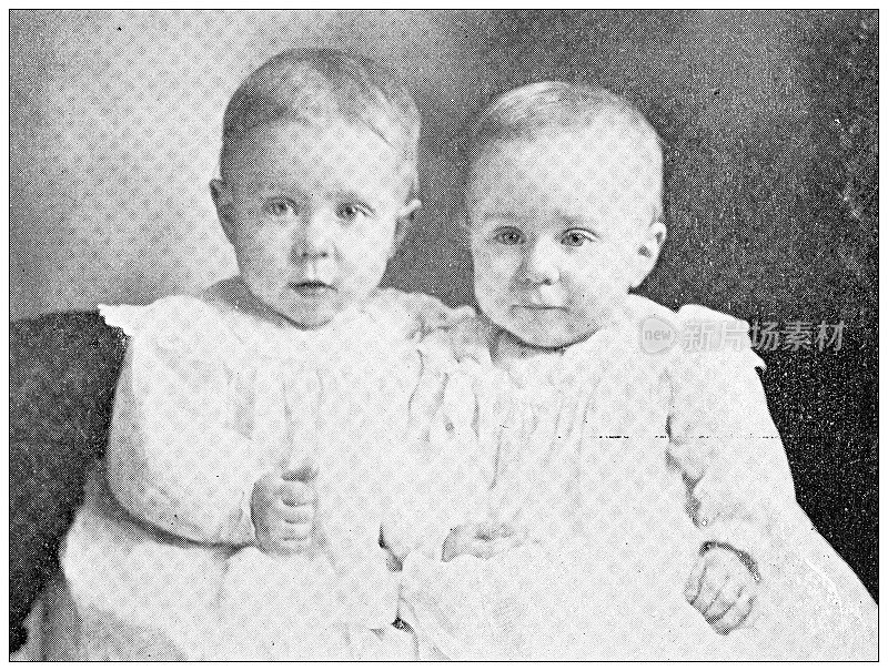 1898年，来自堪萨斯州劳伦斯的古董照片:双胞胎，露西和玛丽