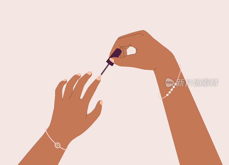 黑人女性的手在指甲上涂指甲油。
