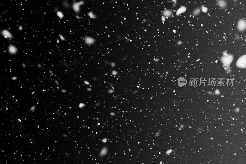 夜晚的雪花飘落